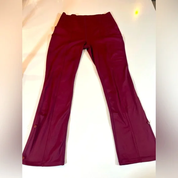 Halara ultra high waisted Stylish Burgundy Flared leggings
NWT size large - Picture 1 of 5